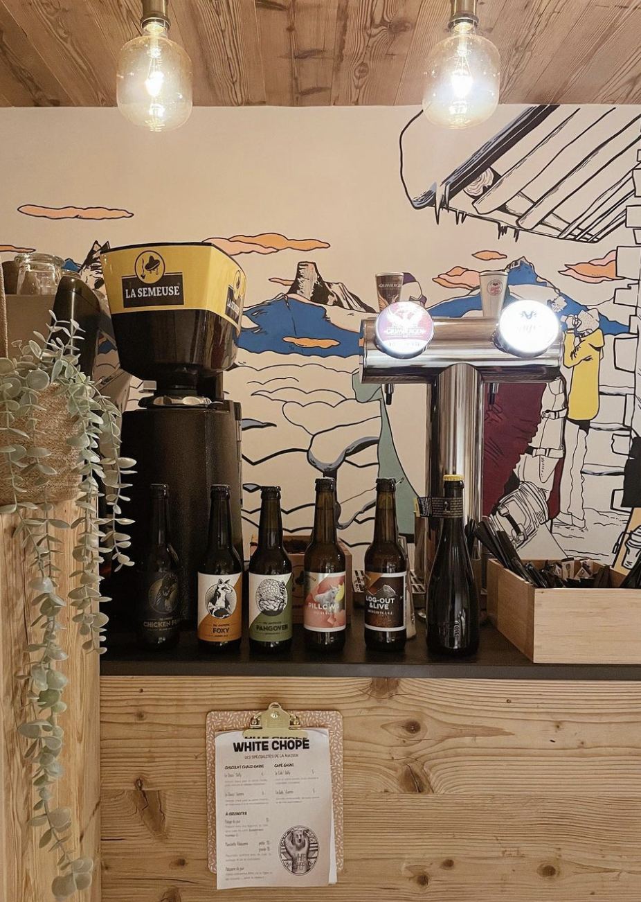 Comptoir du café et fresque de montagne