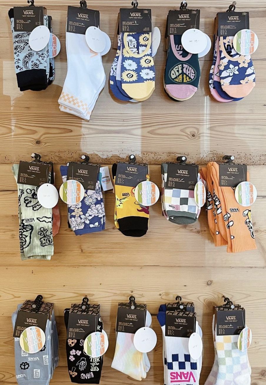 Mur de chaussettes colorées