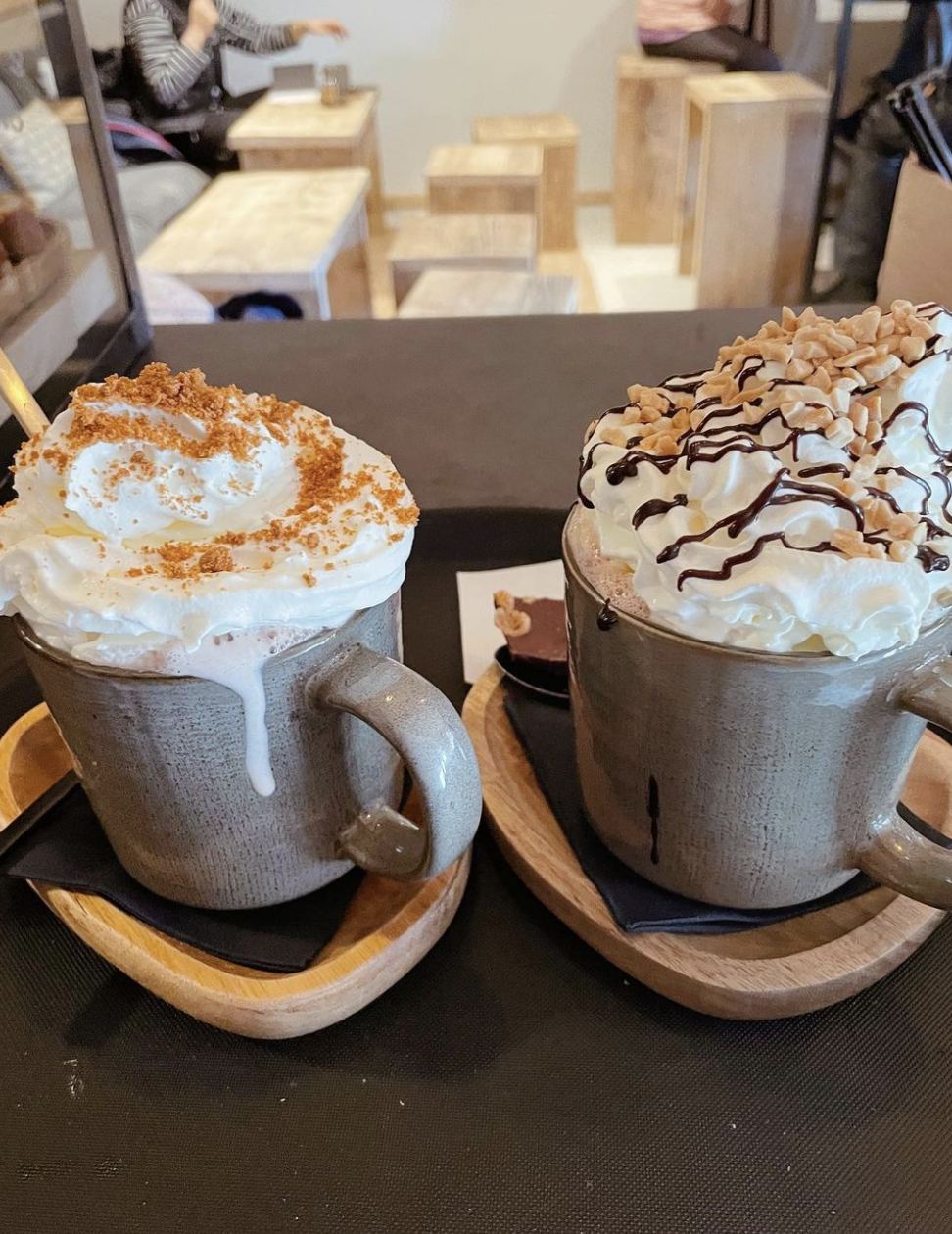 Deux chocolats chauds à la crème
