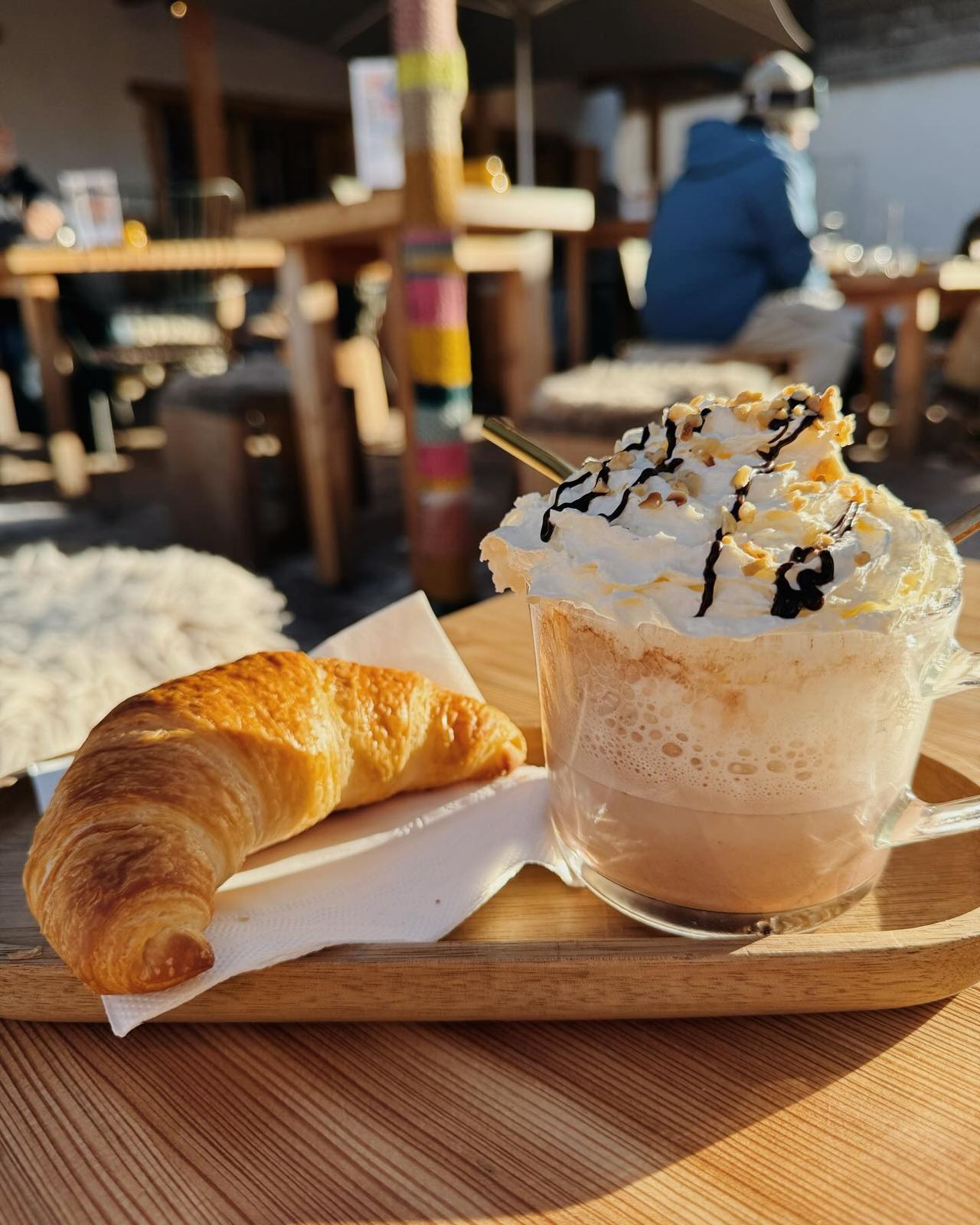 Croissant et boisson chaude