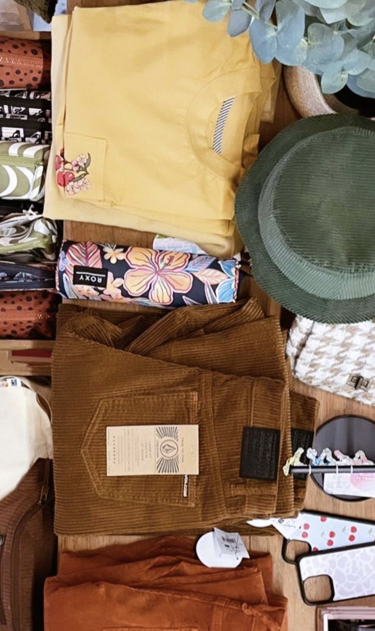 Vêtements et accessoires posés à plat