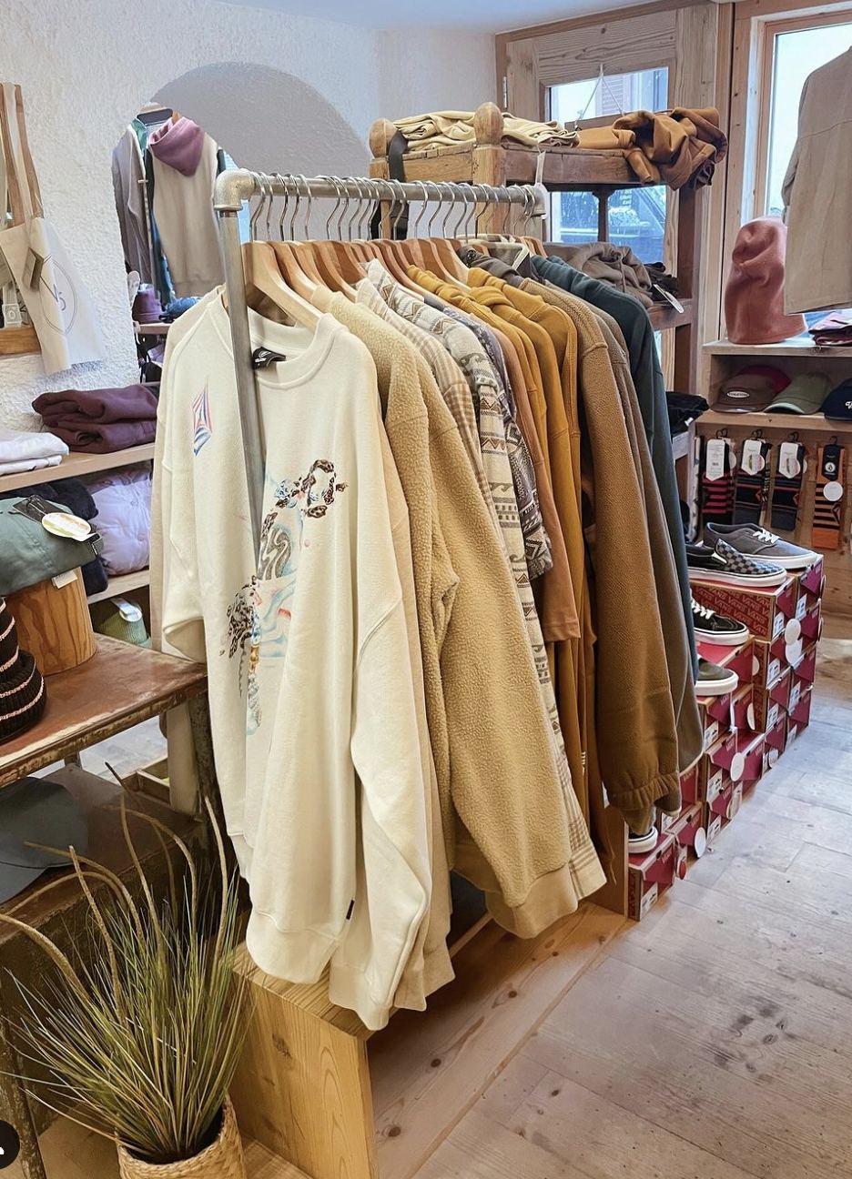 Portant de vestes et sweats au White Shop