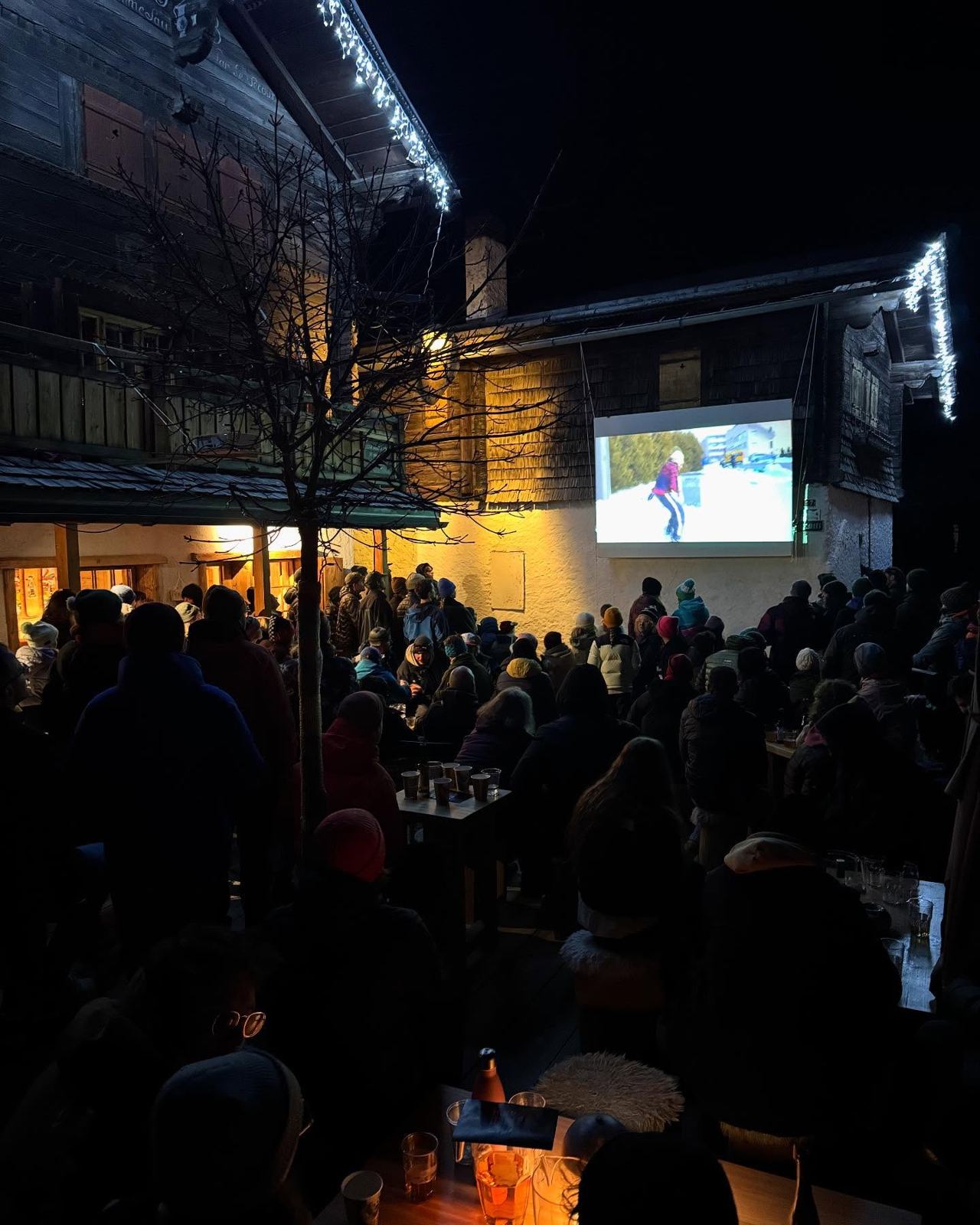 Projection de film en plein air devant le White Shop, de nuit
