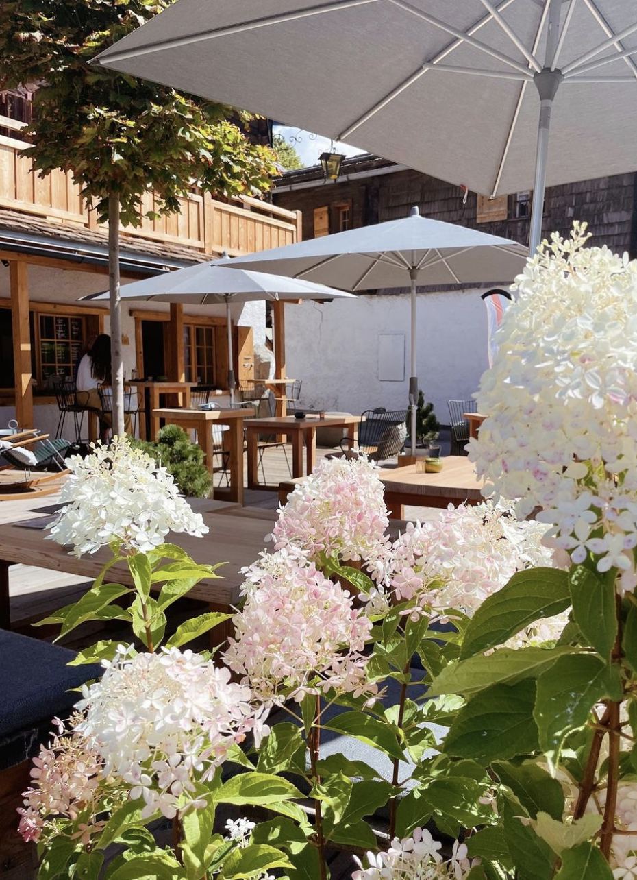Terrasse fleurie et parasols