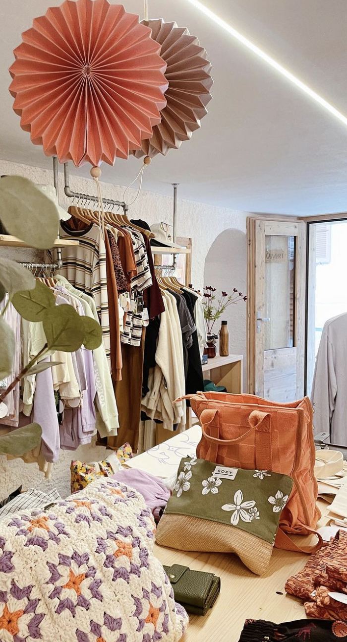 Coin boutique, vêtements et coussins